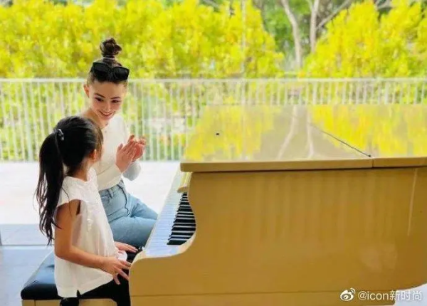 周杰伦和女儿弹钢琴(10)