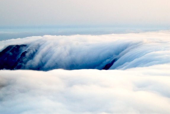 瀑布云是怎么形成的,云瀑现象多发生在山地的什么坡